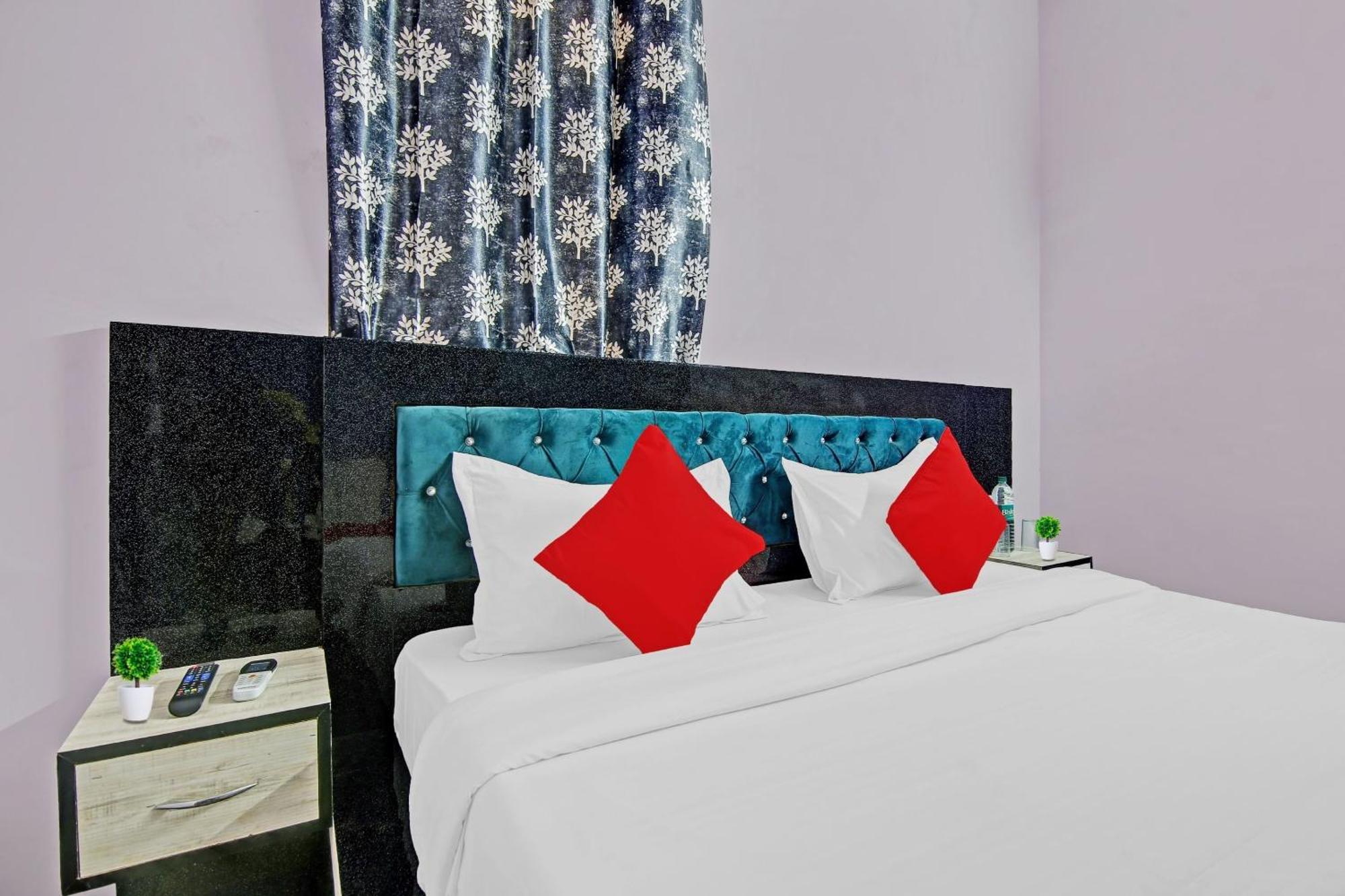 Oyo Galaxy Plaza Hotel Ghaziabad Ngoại thất bức ảnh